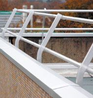 Système de garde-corps de sécurité pour toiture-terrasse inaccessible au public